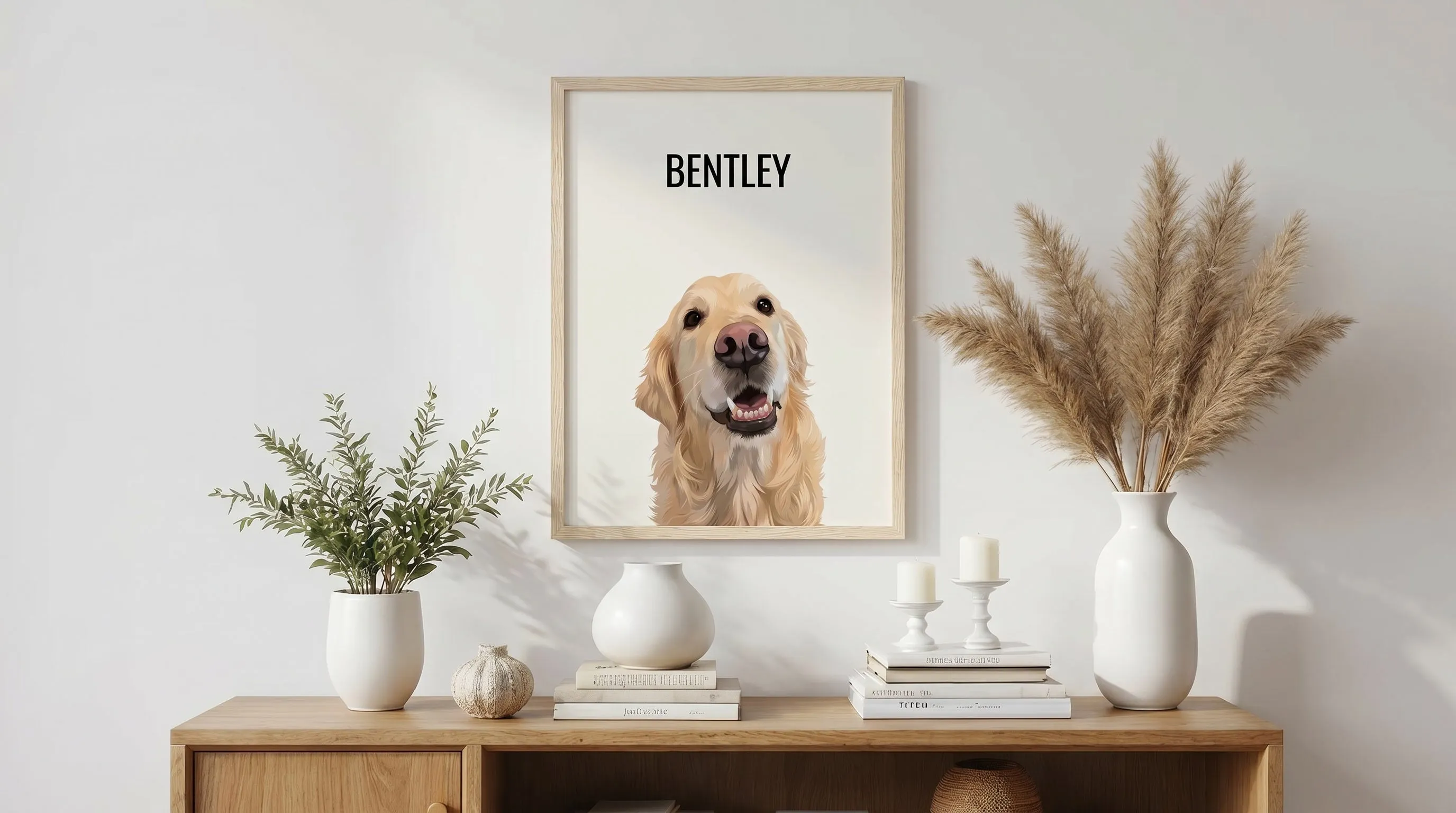 Inramad bild på en hund som heter Bentley, på en vägg ovanför ett avlastningsbord i trä med dekorationer.
